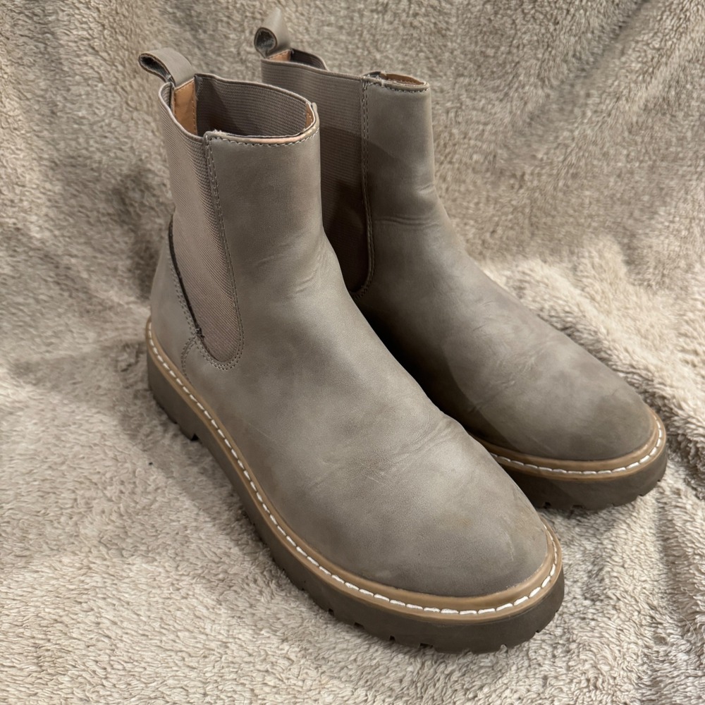 DV Dolce Vita Lobera Taupe Grey Chelsea Lug Sole Ankle Boots Womens 6